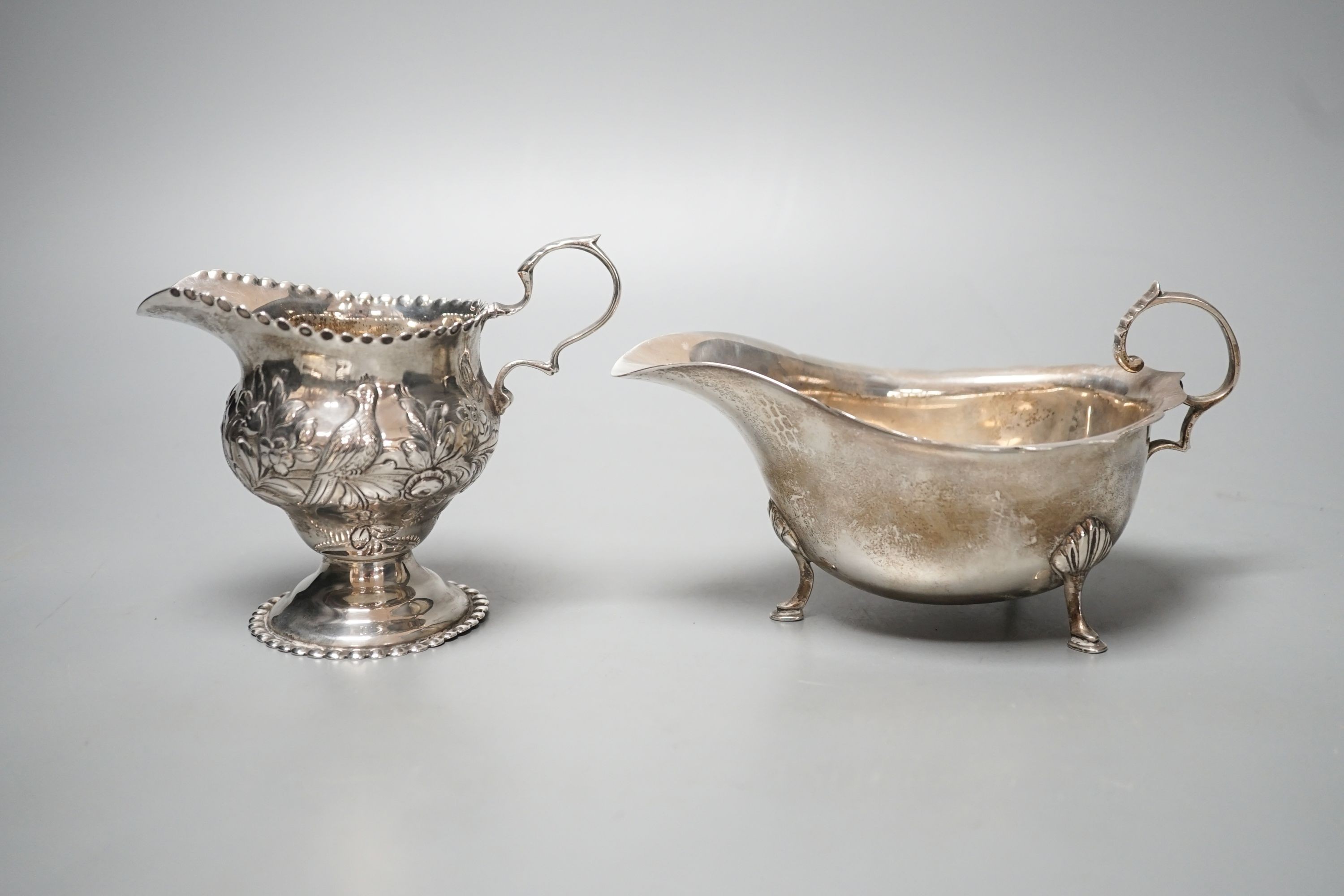 An Edwardian silver cream jug, Chester, 1904 and a late silver sauce boat, 9.5oz.